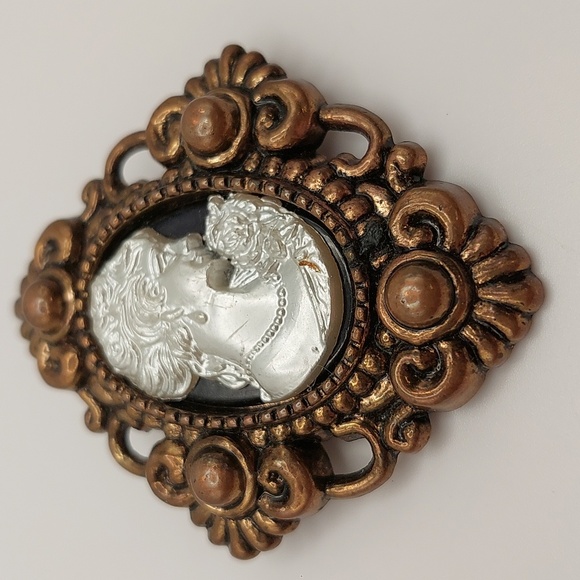 Source Unknown Jewelry - Right-facing modern resin cameo